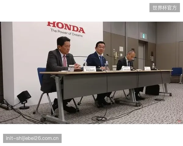 安踏厦门同安工厂接入AI视觉品控系统,成功将高端跑鞋生产线的残次品率压至0.5%以下 安踏厦门同安工厂接入AI视觉品控系统,成功将高端跑鞋生产线的残次品率压至0.5%以下